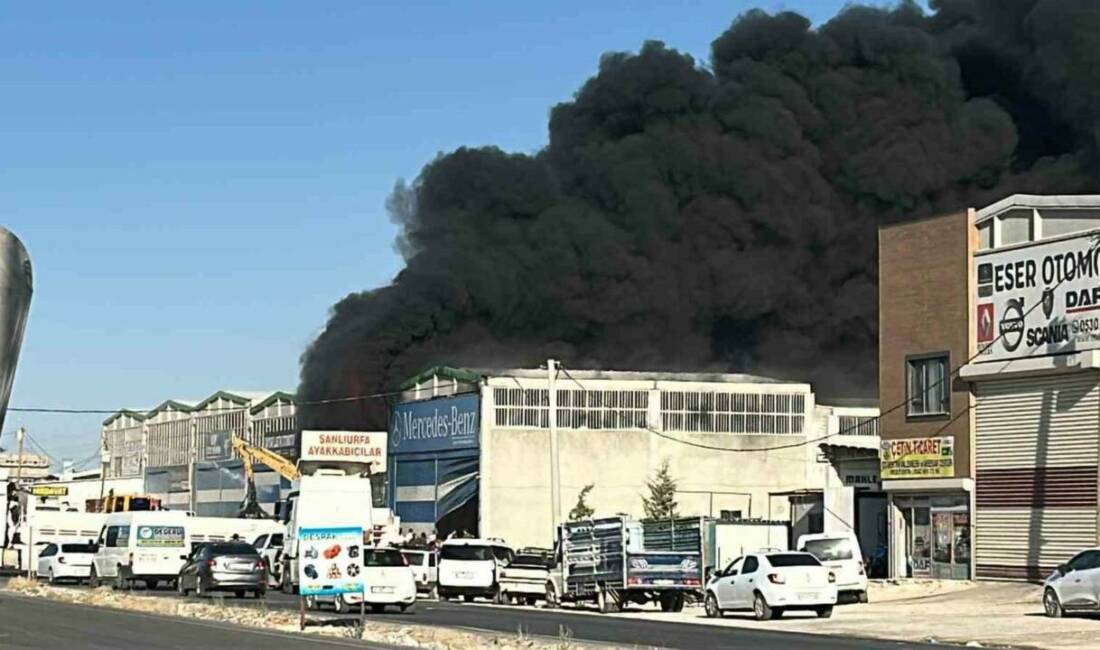 Şanlıurfa’da bir hırdavat deposunda çıkan yangın, itfaiye ve TOMA ekiplerinin