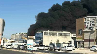 Şanlıurfa’da bir hırdavat deposunda çıkan yangın, itfaiye ve TOMA ekiplerinin
