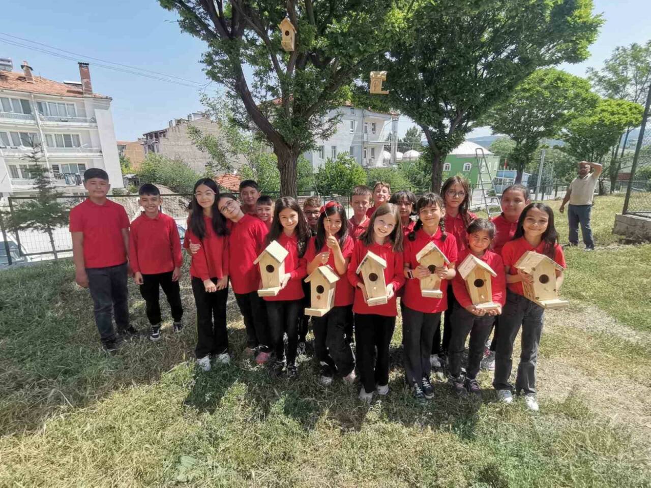 Kütahya’nın Hisarcık ilçesi Cumhuriyet İlkokulu öğrencileri, ahşap kuş yuvalarını okul