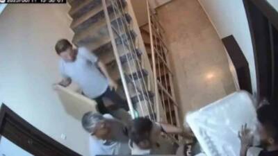 Kocaeli’de beyaz eşya teslim ettikleri binadan “Hoşuma gitti” diyerek terlik