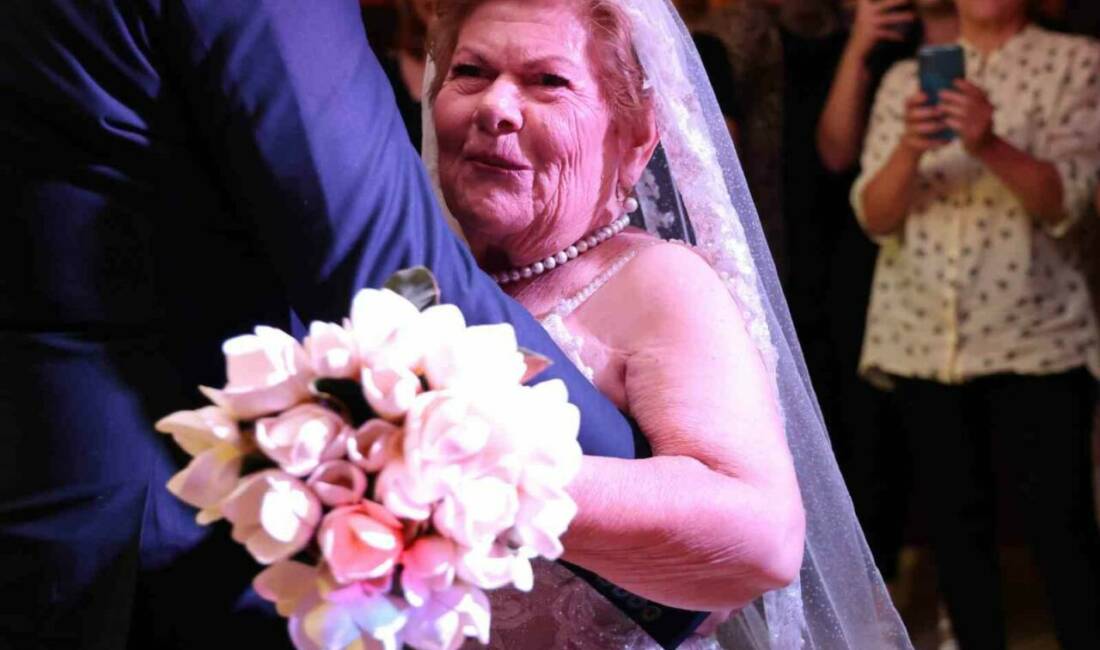 Adana’da geçtiğimiz yıl temsili düğünle gelinlik giyen ve hayali gerçek