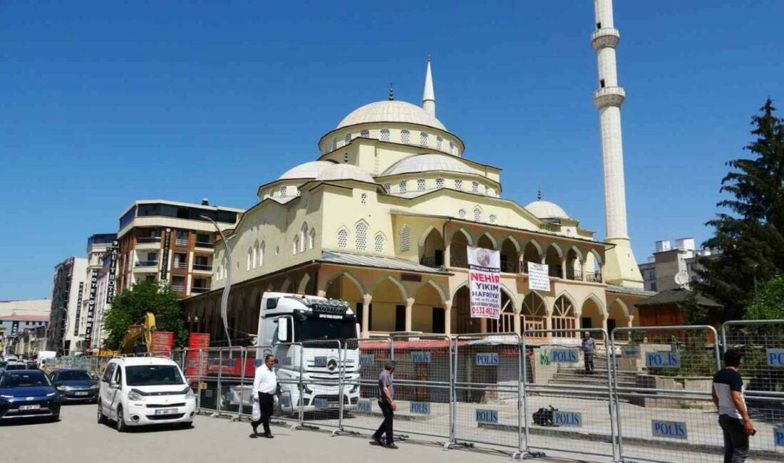 Van’ın İpekyolu ilçesinde bulunan Hz. Ömer Camii’nin yıkım çalışmaları nedeniyle,