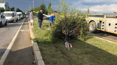 Uşak’ta karşı şeride geçerek iki aracın kafa kafaya çarpışması sonucu