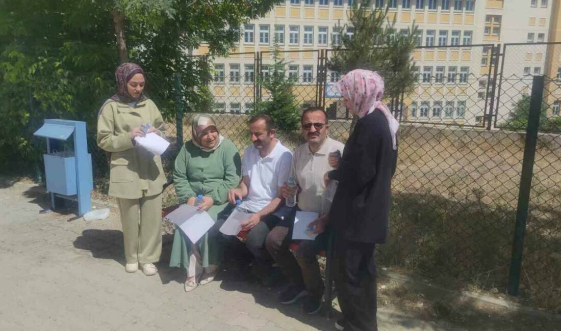 Van’da yaşları ilerlemiş ikiz kardeşler, üniversite hayallerini gerçekleştirmek için kızlarıyla