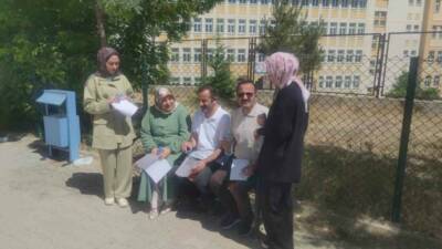 Van’da yaşları ilerlemiş ikiz kardeşler, üniversite hayallerini gerçekleştirmek için kızlarıyla