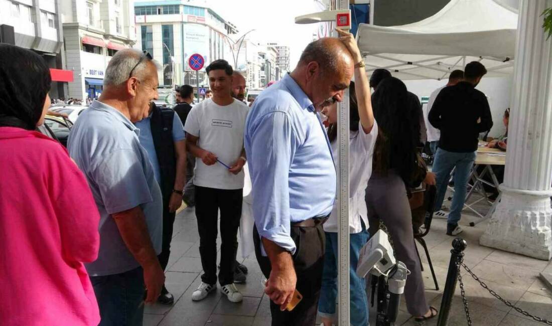 Van’ın İpekyolu İlçe Sağlık Müdürlüğü, iki ayrı noktada kurduğu stantlarla