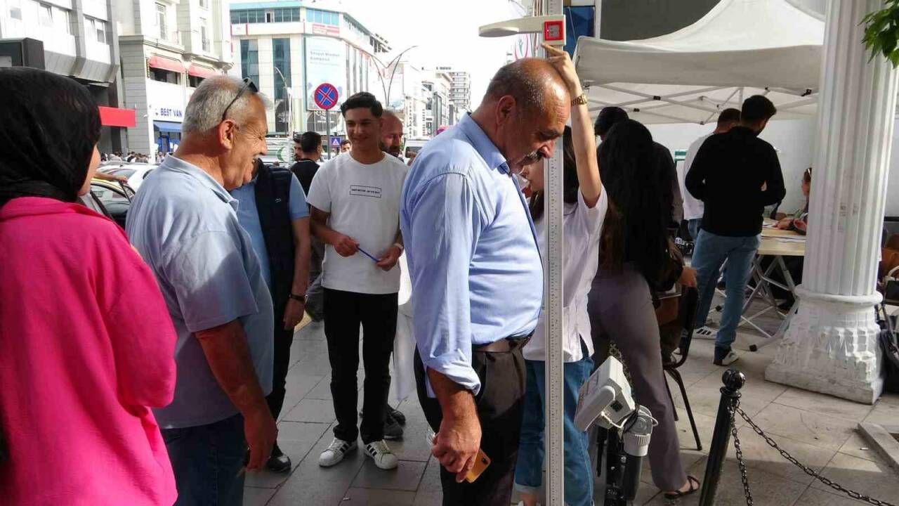 Van’ın İpekyolu İlçe Sağlık Müdürlüğü, iki ayrı noktada kurduğu stantlarla