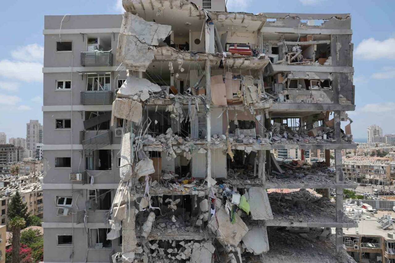 İran Sağlık Bakanlığı, İsrail’in düzenlediği saldırılarda hayatını kaybedenlerin sayısının 224’e,