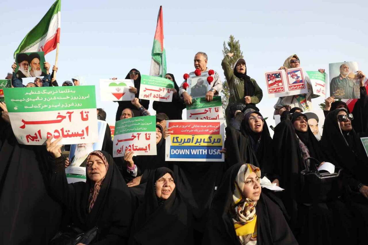 İran’ın başkenti Tahran’da on binlerce kişi, İsrail ile 12 gün