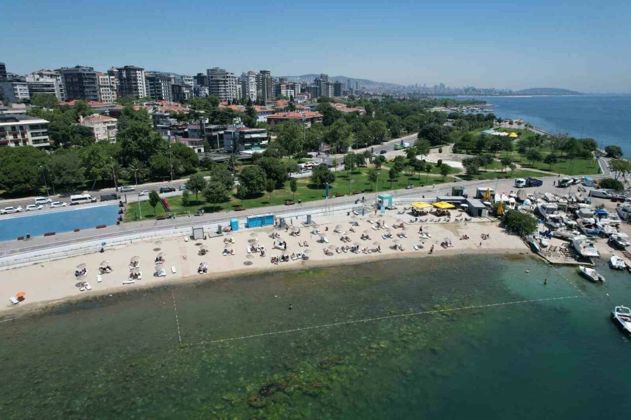 İstanbul’da etkili olan sıcak hava dalgası vatandaşları bunalttı. Termometrelerin 33