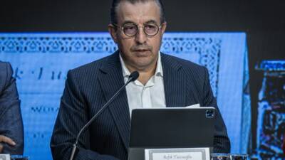 - Oyuncu Deniz Uğur:
- "Sanatçının bir entelektüel seviyesi ve çok