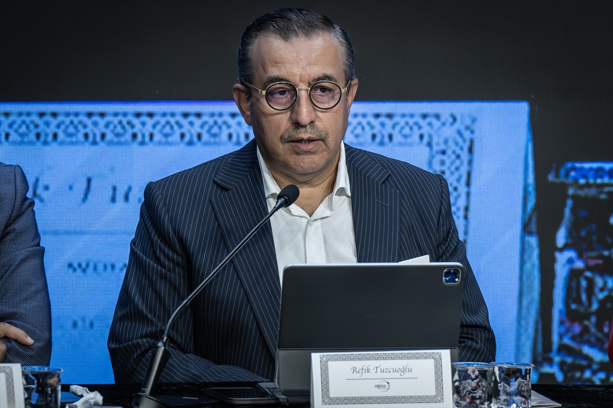 - Oyuncu Deniz Uğur:
- "Sanatçının bir entelektüel seviyesi ve çok
