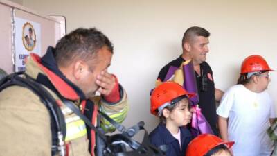 Düzce Belediyesi, İtfaiye Müdürlüğü personeline Babalar Günü’nde sürpriz yaparak görev