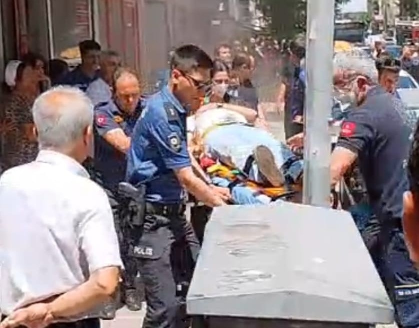 Manisa’nın Şehzadeler ilçesinde bir apartmanın asansör dairesinde çıkan yangın paniğe