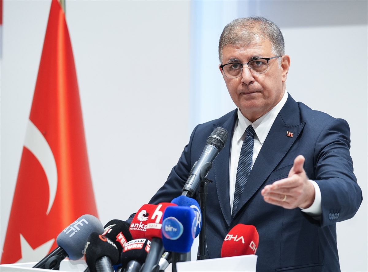 - Belediye Başkanı Cemil Tugay:
-  "Bugün 1030 civarında çalışanla
