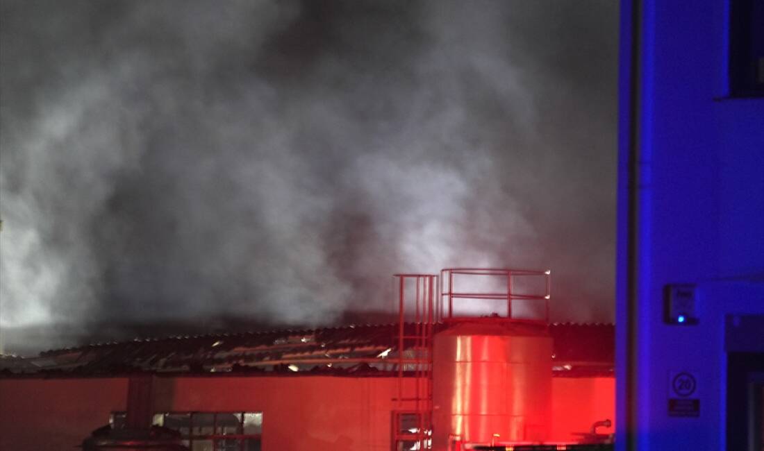 İZMİR (AA) – İzmir’in Kemalpaşa ilçesinde cam fabrikasında çıkan yangın,