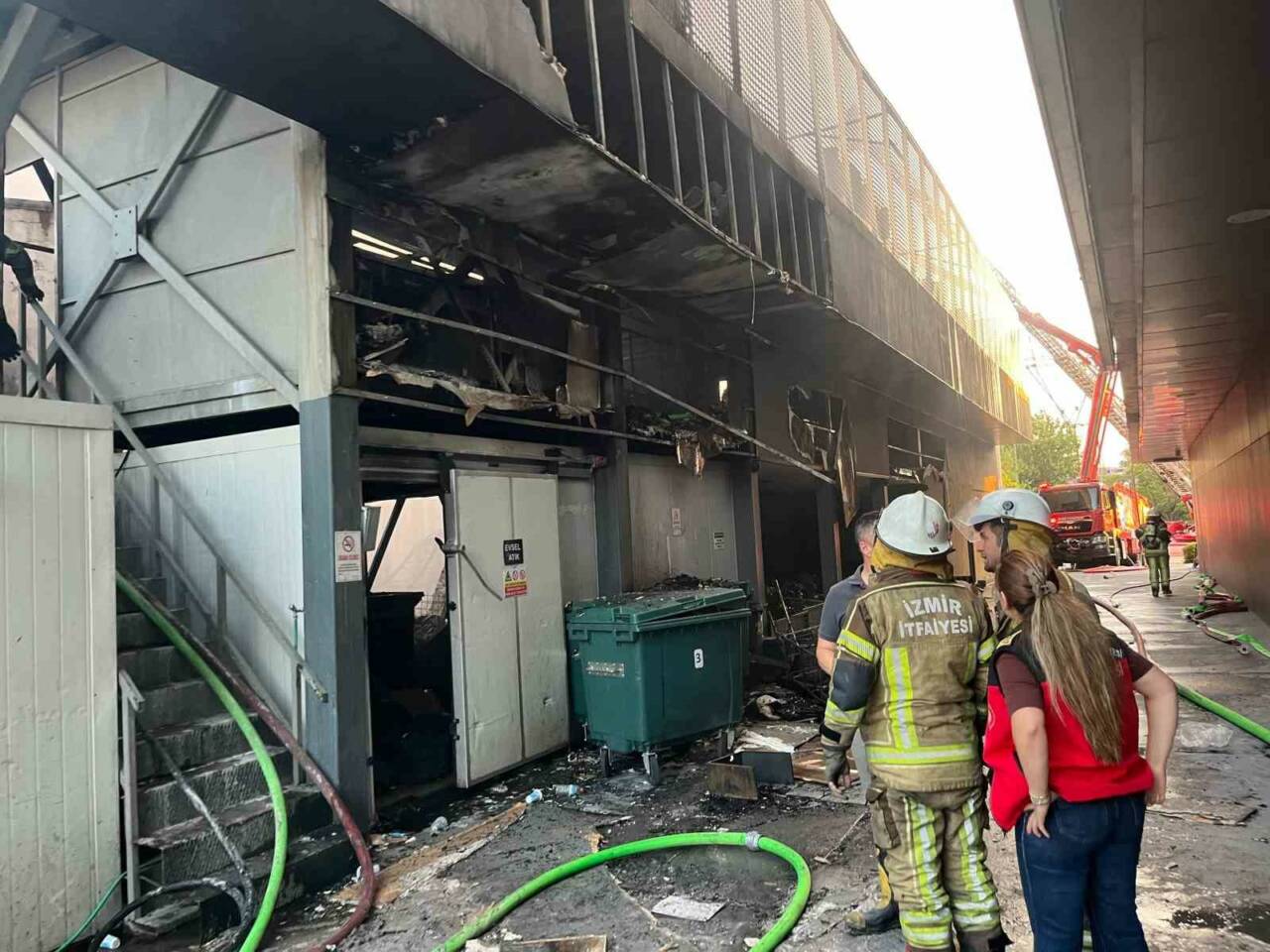 İzmir’in Konak ilçesinde özel bir hastanenin yakınındaki bir inşaat deposunda