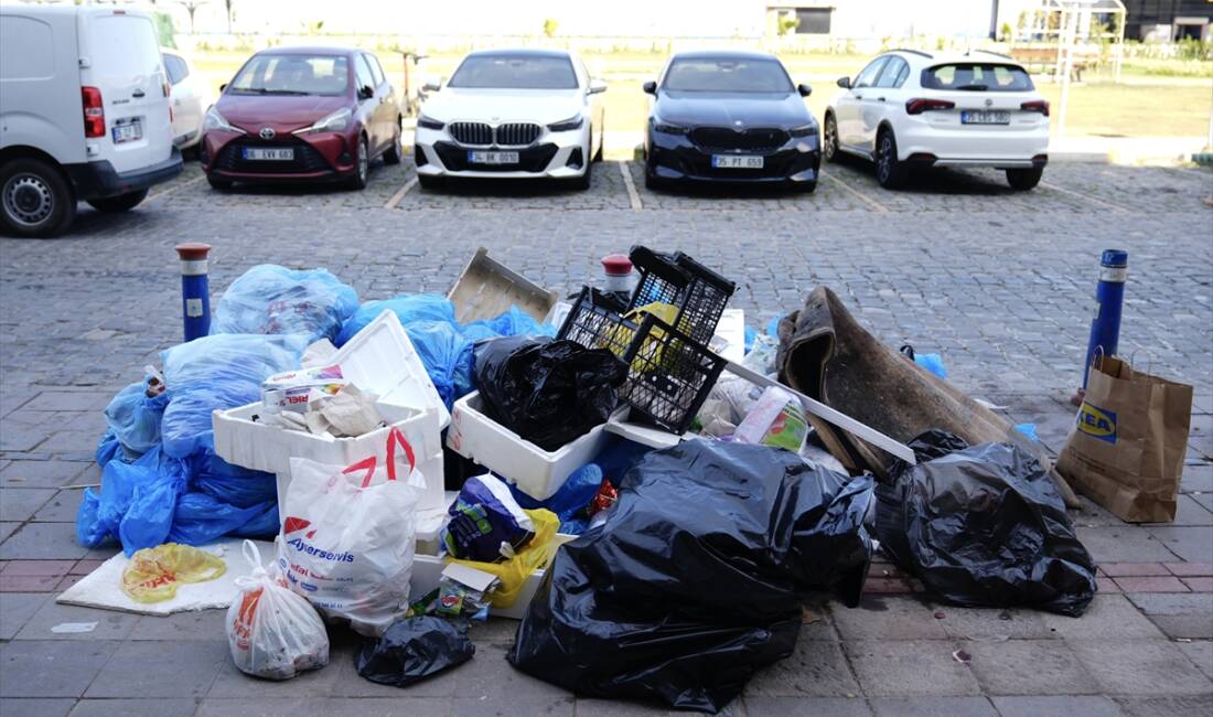 - Grev nedeniyle cadde ve sokaklarda çöp yığınları oluştu