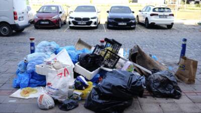 - Grev nedeniyle cadde ve sokaklarda çöp yığınları oluştu