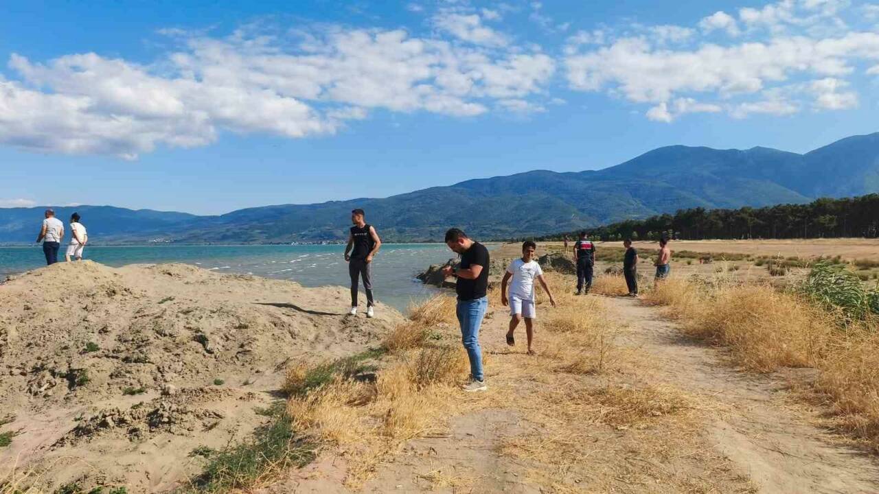 Bursa’nın Orhangazi ilçesinde serinlemek için İznik Gölü’ne giren iki kuzen