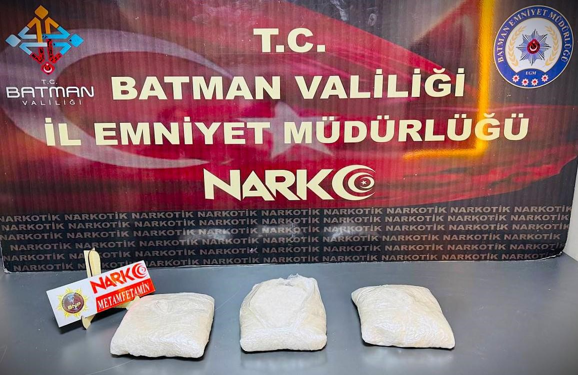 Batman’da durdurulan otobüsteki yolcunun valizinde yapılan aramada şahsi kıyafetleri arasına
