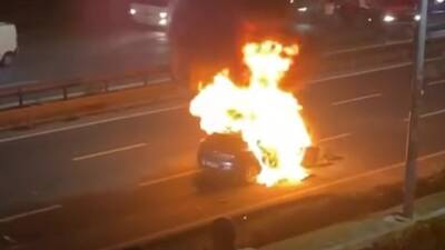 Kağıthane’de bariyerlere çarpan araçta yangın çıktı. Kazada sürücü yaralanırken, otomobil