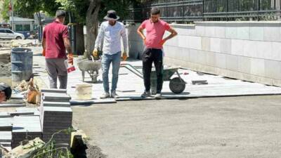 Kağızman belediyesine kayyum atanmasının ardından ilçe merkezinde kaldırım çalışmaları başladı.