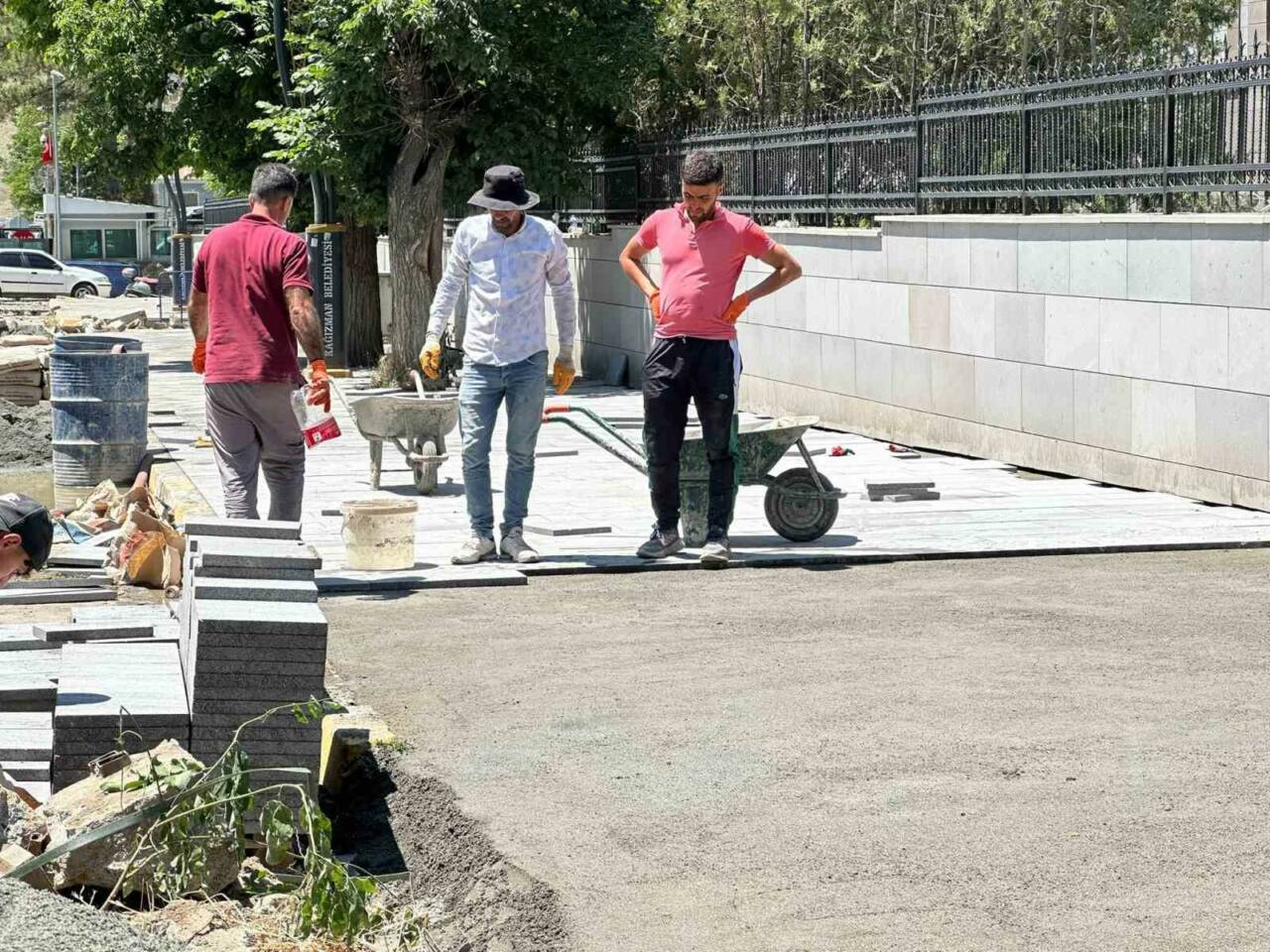 Kağızman belediyesine kayyum atanmasının ardından ilçe merkezinde kaldırım çalışmaları başladı.