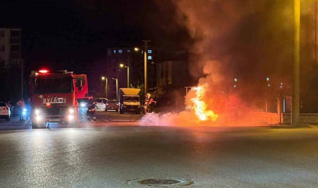 Kahramanmaraş’ın Elbistan ilçesinde park halindeki bir otomobilde çıkan yangın, itfaiye