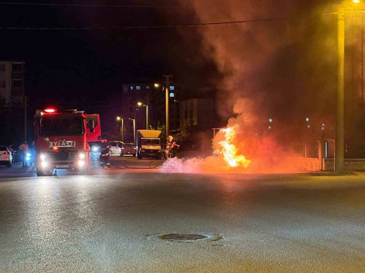 Kahramanmaraş’ın Elbistan ilçesinde park halindeki bir otomobilde çıkan yangın, itfaiye