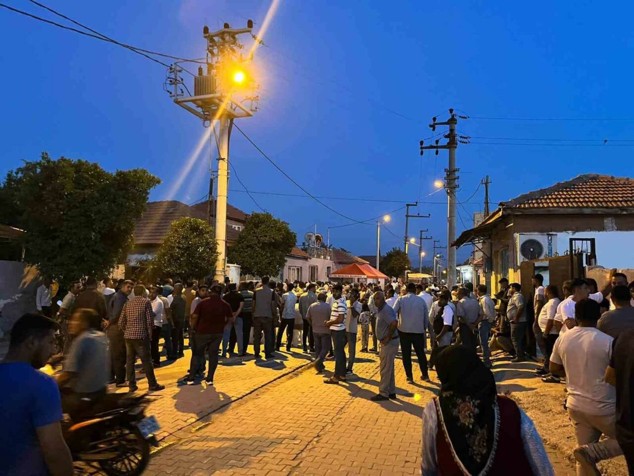 Aydın’ın İncirliova ilçesinde kamyonet ile motosikletin çarpışması sonucu meydana gelen