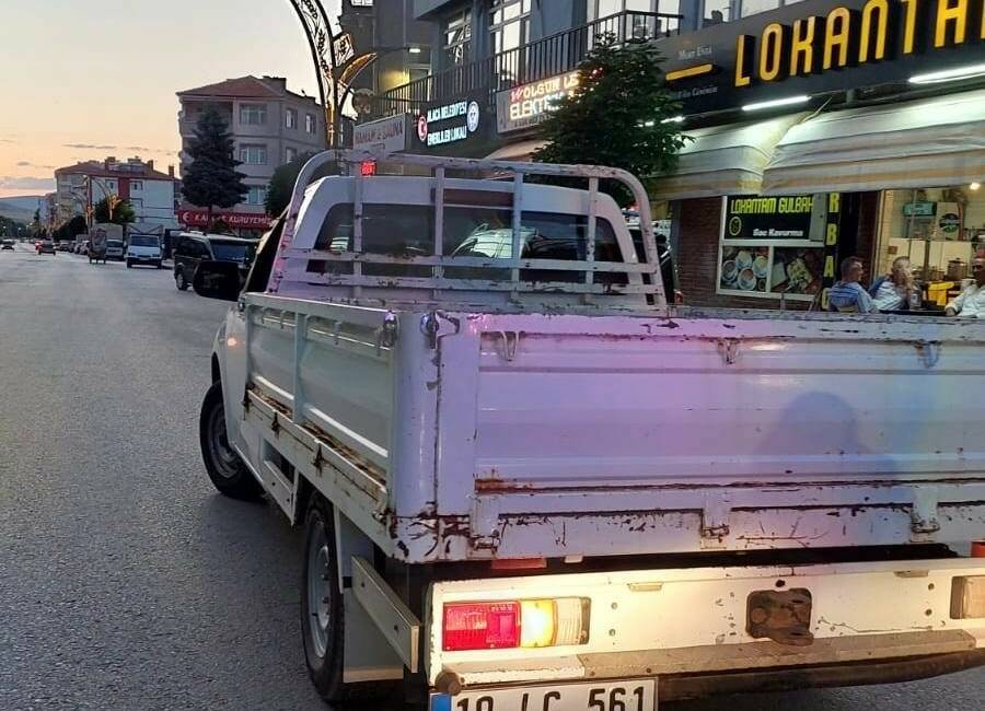 Çorum’un Alaca ilçesinde yolun karşısına geçmek isterken kamyonetin çarptığı yaya