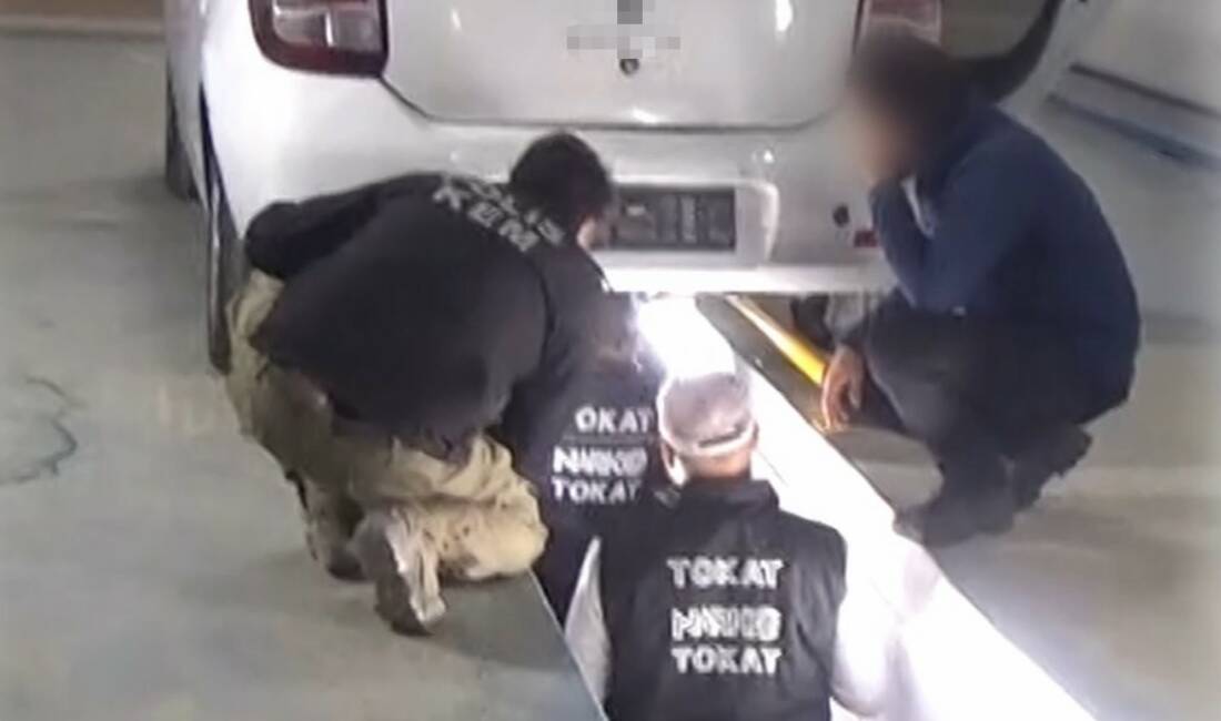 Kamyonun içerisindeki otomobile gizlediler, narkotik köpeğinden kaçamadılar Tokat İl Emniyet Müdürlüğü’ne bağlı Narkotik Suçlarla Mücadele ve İstihbarat