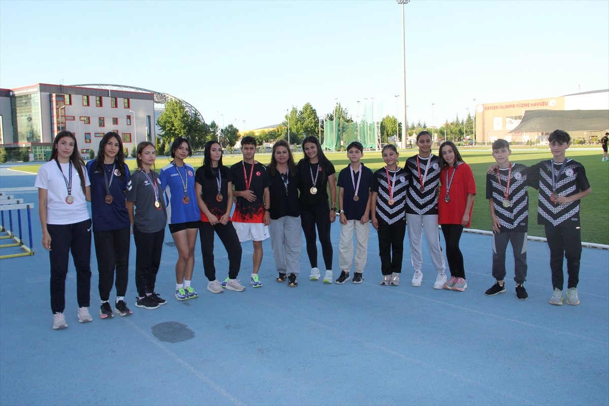 - Atletizm kariyerinde rekorlar kıran ve 30'dan fazla Türkiye şampiyonluğu