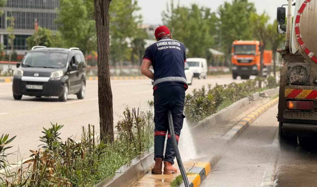 Karabük Belediyesi, şehir genelinde yürüttüğü temizlik çalışmalarını aralıksız sürdürüyor. Temizlik