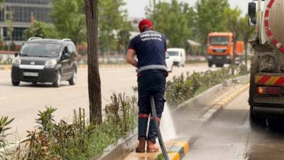 Karabük Belediyesi, şehir genelinde yürüttüğü temizlik çalışmalarını aralıksız sürdürüyor. Temizlik