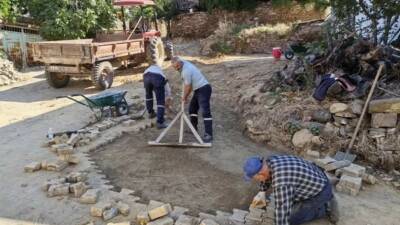 Aydın’ın Karacasu ilçesinde belediye ekipleri tarafından yol bakım ve onarım