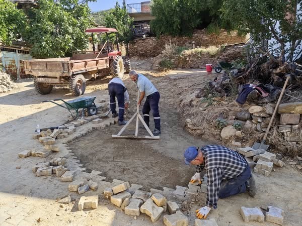 Aydın’ın Karacasu ilçesinde belediye ekipleri tarafından yol bakım ve onarım