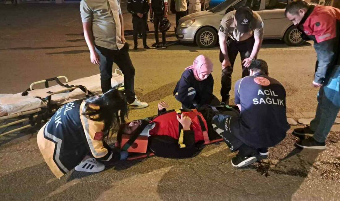 Karaman’da otomobil ile çarpışan motokurye yola savrularak yaralandı. Kaza, akşam