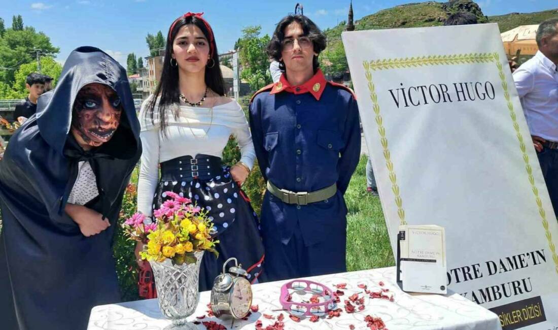 Kars’ta lise öğrencileri kostümlerle roman karakterlerini canlandırdı. Kars Hüsnü M.