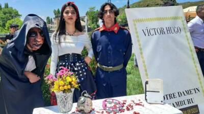 Kars’ta lise öğrencileri kostümlerle roman karakterlerini canlandırdı. Kars Hüsnü M.