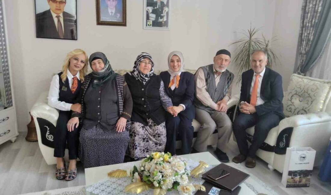 Kars’ta şehit yakınları evlerinde ziyaret edildi. Kentte vatandaşla en üst