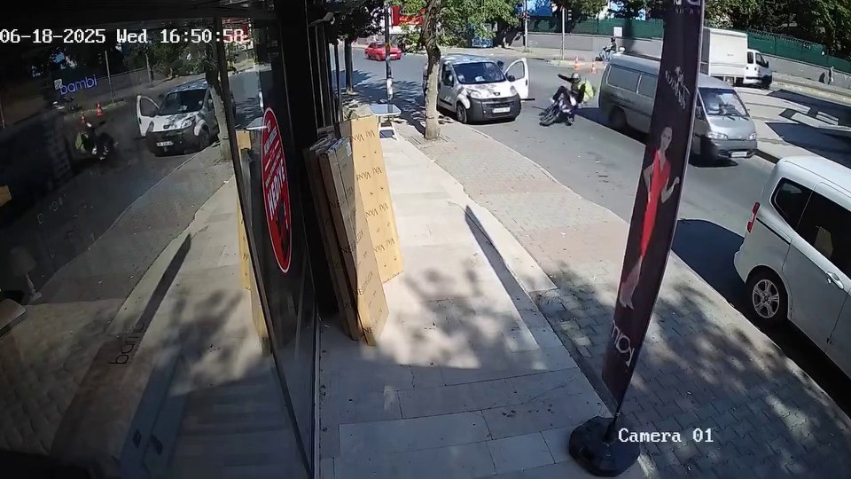 Kartal’da seyir halinde olan motosiklet sürücüsü, yol kenarında duran aracın