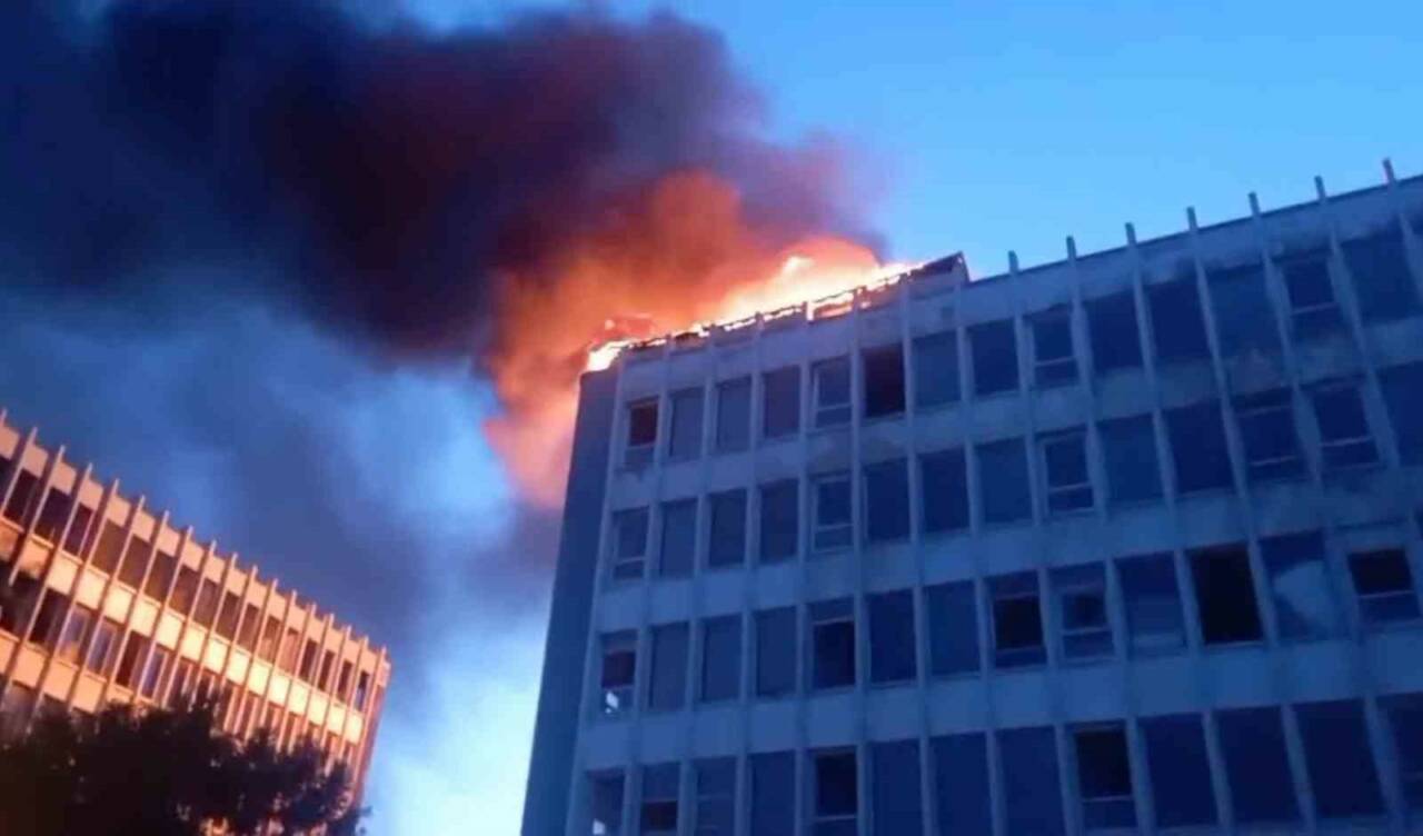 Kartal’da terk edilmiş bir binada henüz bilinmeyen bir nedenle yangın