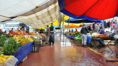 Kartepe’de hem vatandaşların bayram alışverişlerini rahatça yapabilmeleri hem de esnafın