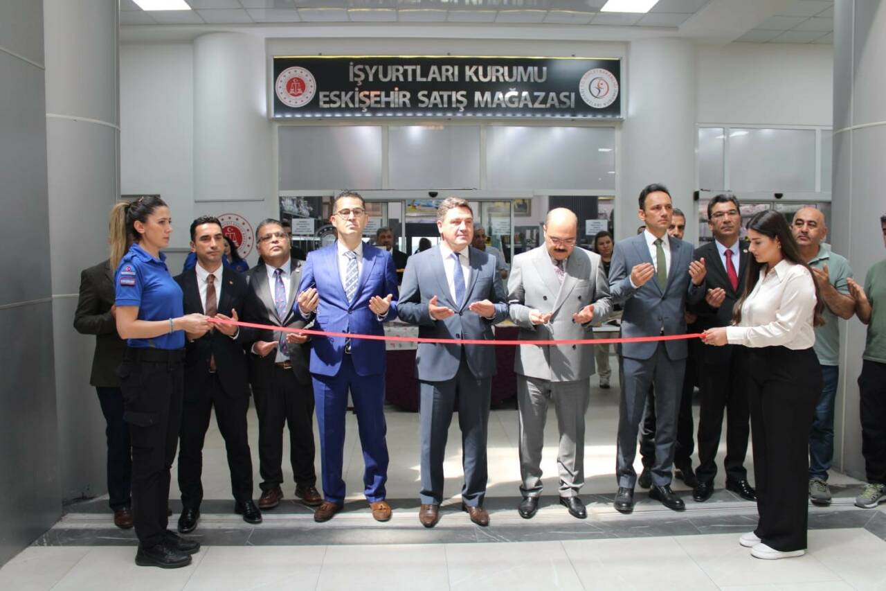 Eskişehir Denetimli Serbestlik Müdürlüğü yetkilileri, kas hastası 2 çocuğun tedavi
