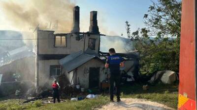 Kastamonu’nun Azdavay ilçesinde çıkan yangında iki katlı ahşap ev, kullanılamaz