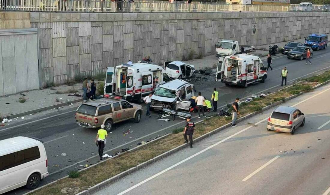 Kastamonu’nun Tosya ilçesinde 3 aracın çarpıştığı zincirleme trafik kazasında 4’ü