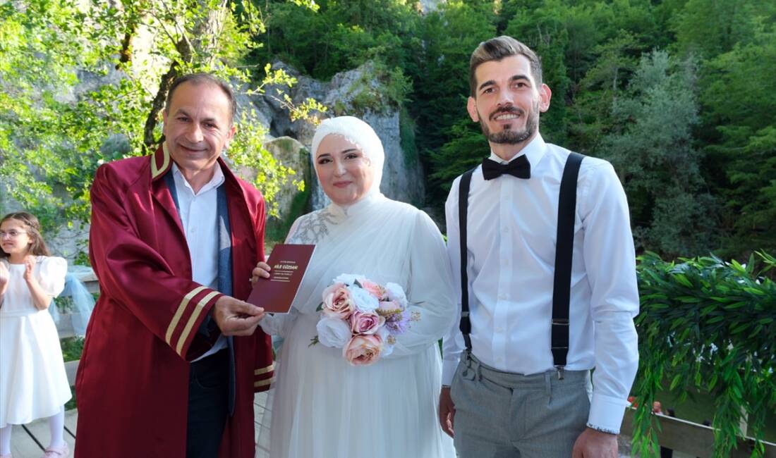 KASTAMONU (AA) – Kastamonulu çiftin nikahı Pınarbaşı ilçesindeki Ilıca Şelalesi’nde