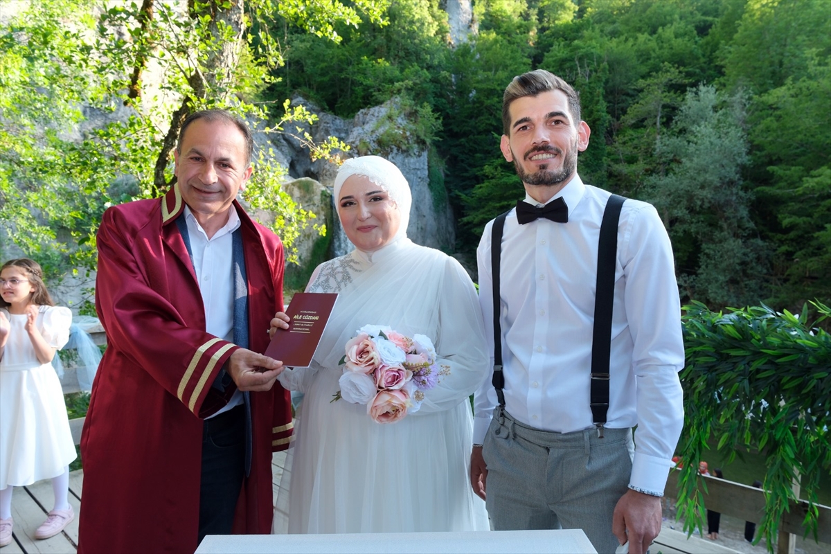 KASTAMONU (AA) – Kastamonulu çiftin nikahı Pınarbaşı ilçesindeki Ilıca Şelalesi’nde